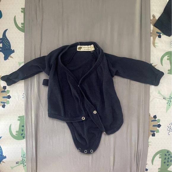 0-6 month bundle: 3 short sleeve onesies, 2 long sleeve onesies - Picture 5 of 5